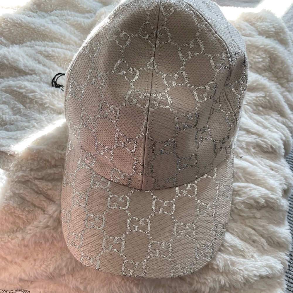 Never worn!! To small